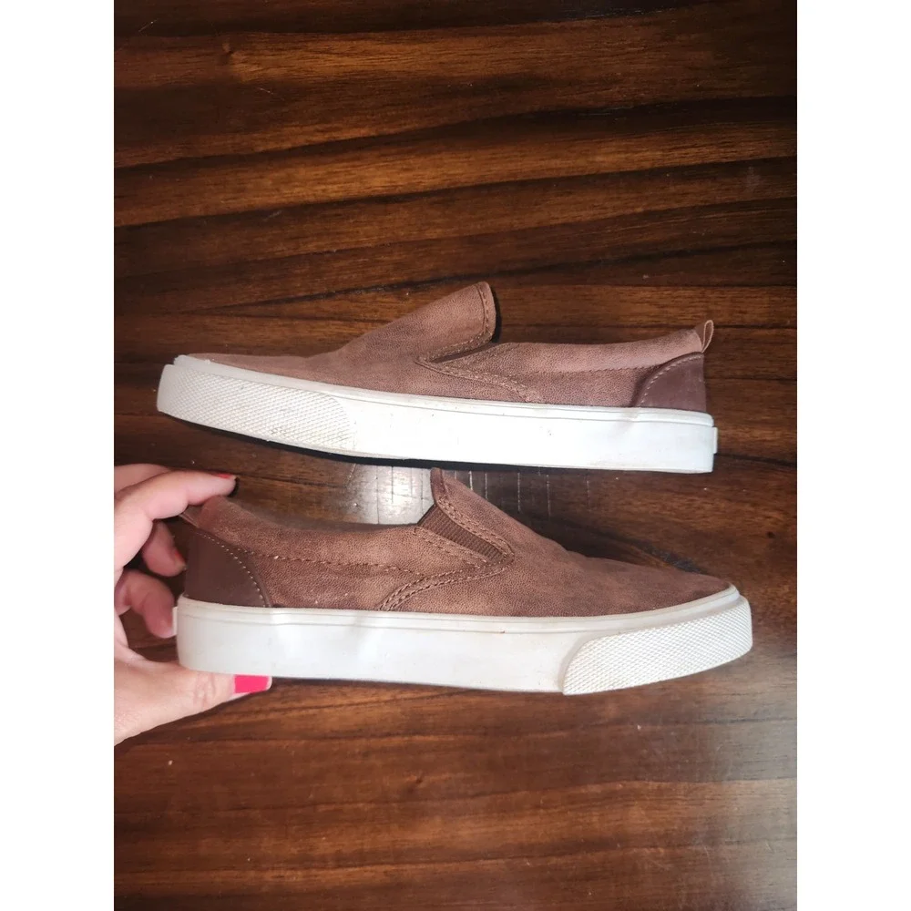 Old Navy Boys Brown Faux Leather Slip-On Sneakers. Big Boys size 2. Grade School